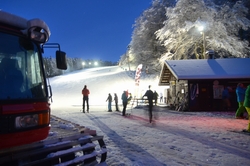 Skilift bei Flutlicht Skilift bei Flutlicht
