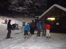 Skifahren bei Flutlicht am Skilift Beerfelden Skifahren bei Flutlicht am Skilift Beerfelden